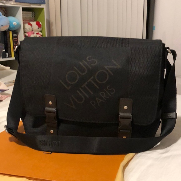 Authentic Louis Vuitton Loup Noir Canvas Messenger.Like new.Excellent condition. - Picture 3 of 14